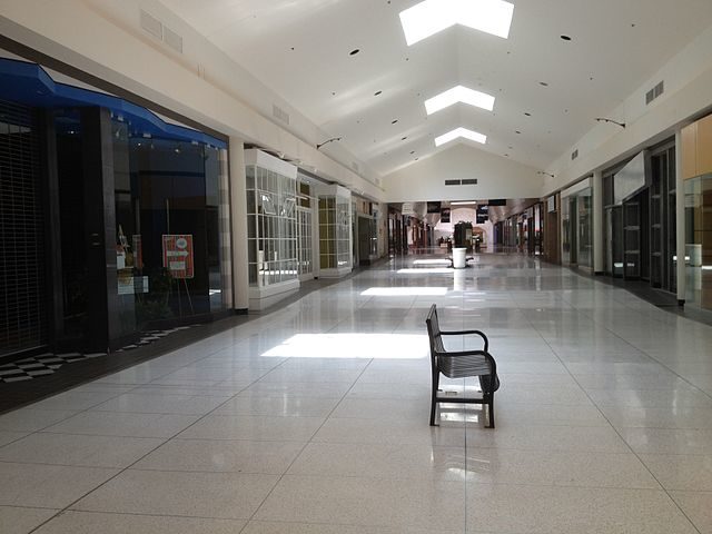 Crestwood Center – Mike Kalasnik – CC BY-SA 2.0