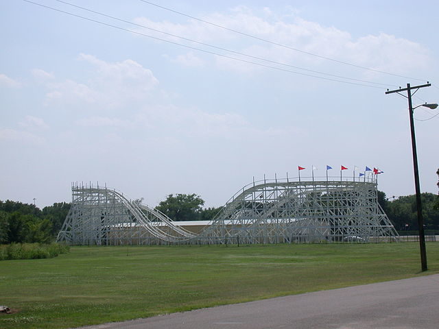 Joyland’s wooden roller coaster (2003)/Author: Ppelleti – CC BY-SA 3.0