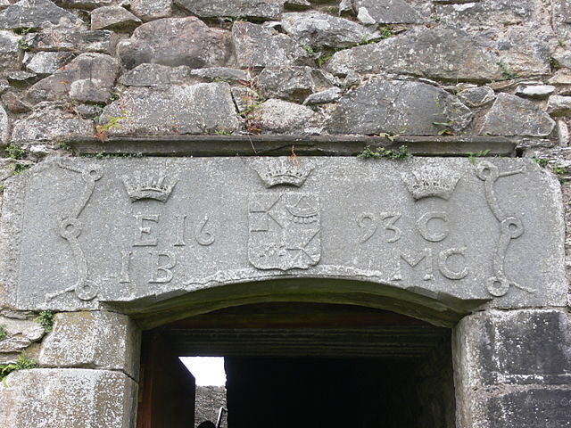 Carved lintel over the door/ Author: Remi Mathis – CC BY-SA 3.0