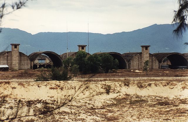 Marble Mountain Air Facility in April 1998 – Author: Mztourist – CC BY-SA 4.0