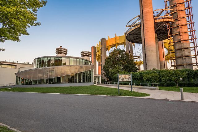 Queens Theatre (ex Theaterama) in the Park and the World’s Fair Pavilion – Author: Leo Chiou – CC BY-SA 4.0