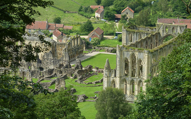 Rievaulx Abbey viewed from Rievaulx Terrace. Author: Wehha – CC BY-SA 3.0