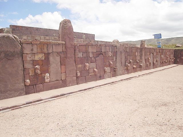 Walls around the temple Kalasasaya