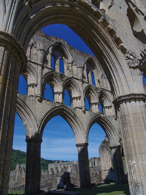 Arches and columns. Author: Tilman2007 – CC BY-SA 3.0