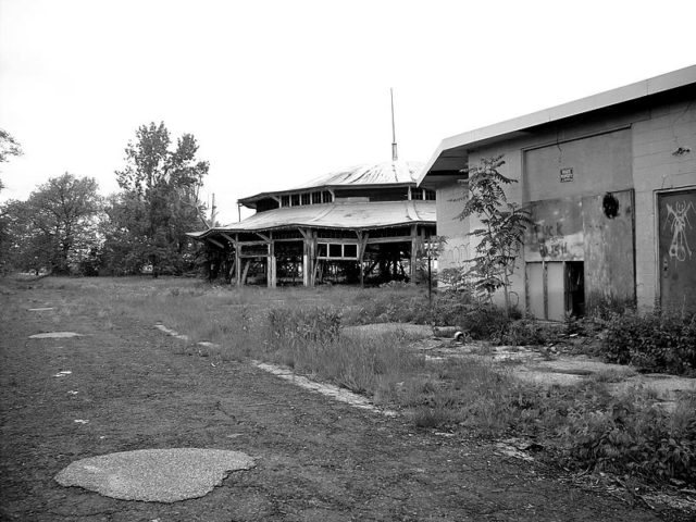 A view of the carousel that was part of the original amusement park at Pleasure Beach. Author: 826 PARANORMAL. CC BY-SA 2.0