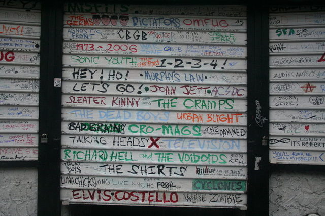The entrance to CBGB the day after the closing. Author:Romanontheprowl CC BY-SA 3.0