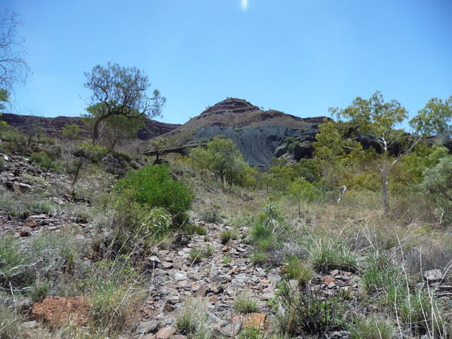 Tailings from the mine near Wittenoom township. Author: Five Years. CC BY-SA 3.0