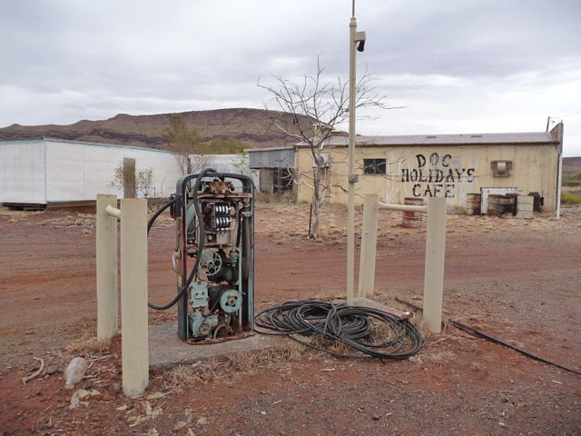 Doc Holidays cafe (abandoned) at the entrance to the town. Author: Five Years. CC BY-SA 3.0