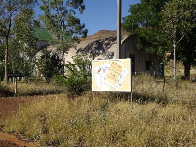 A picture of the almost-abandoned town of Wittenoom. Author: Whinging Pom. CC BY-SA 2.0