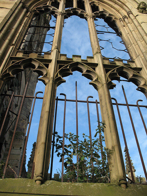 A photograph showing the detail of a window. Author: Scott CC BY-SA 2.0