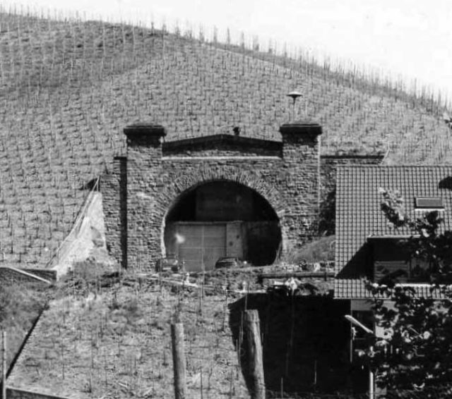 One of the never used railway tunnels in the Ahr Valley – Author: Markus Schweiß – CC BY-SA 3.0