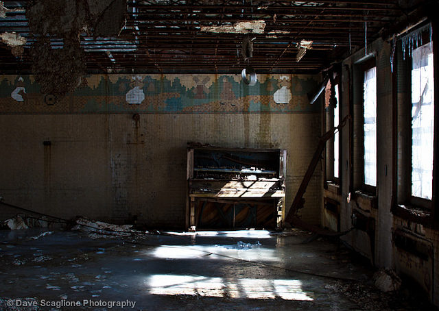 An abandoned desk. Author: David Scaglione CC BY 2.0