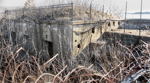 Three-inch Gun Platform #1 of Battery Smyth, Fort Strong (2010) – Author: Pgrig – CC BY-SA 3.0