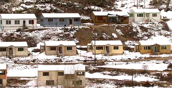 Abandoned houses on the Gilman town site – Author: Matthew Trump – CC BY-SA 3.0