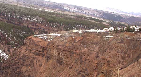 The town site of Gilman, perched on a cliff above the Eagle River, as viewed from U.S. Highway 24 near Battle Mountain Summit – Author: Matthew Trump – CC BY-SA 3.0