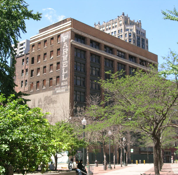 Farwell Building, looking through Capitol Park. Author: Andrew Jameson CC BY-SA 3.0