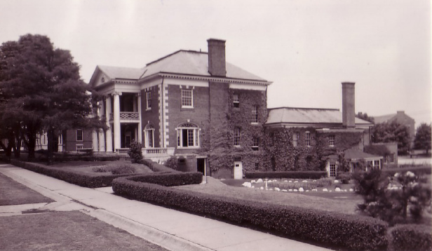 Fort Slocum building back in its days. Author: Pequotio CC BY-SA 2.0