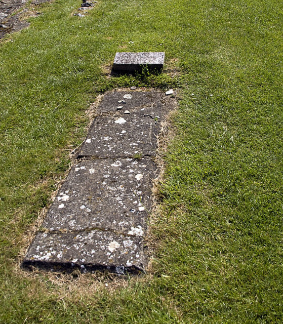 It functioned as a burial site. The grave of Abbot Hugh II who died in the 13th century. Author: Ealdgyth. CC BY-SA 3.0