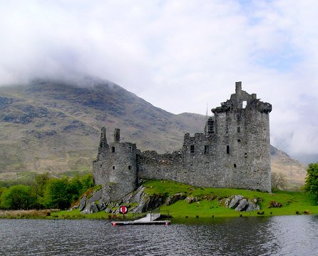 Kilchurn Castle/ Author: Peter Gordon – CC BY-SA 2.0