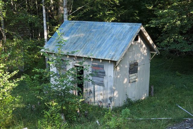 Gas and oil shack located in the ghost town of Lester, Washington. Author: BryonDavis. CC BY-SA 3.0