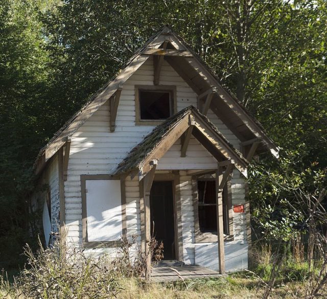 Guard house in the ghost town of Lester, Washington. Author: BryonDavis. CC BY-SA 3.0