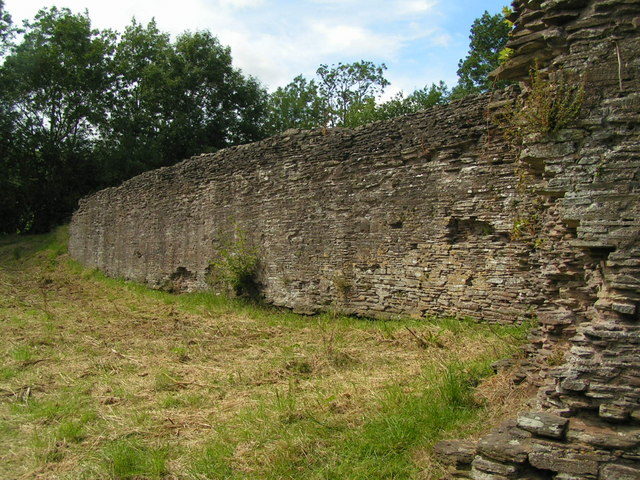 Parts of the castle are still visible an recognizable/ Author: andy dolman – CC BY-SA 2.0