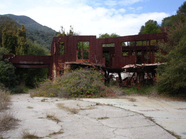 One of the buildings at the complex ruined after a fire. Author: Matthew Robinson. CC BY 2.0