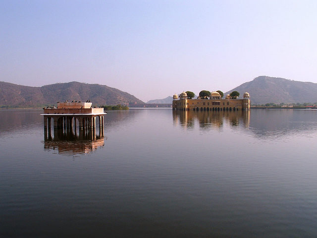 Only the top floor can be seen, and the other four are under water. Author: Pedro. CC BY 2.0