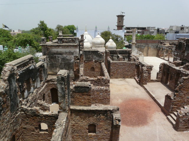 Ruins of the palace with Moti Masjid.  Author: Varun Shiv Kapur. CC BY 2.0