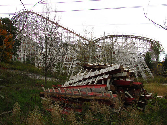 Salvaging the remaining ride. Author: Jeremy Thompson CC BY 2.0