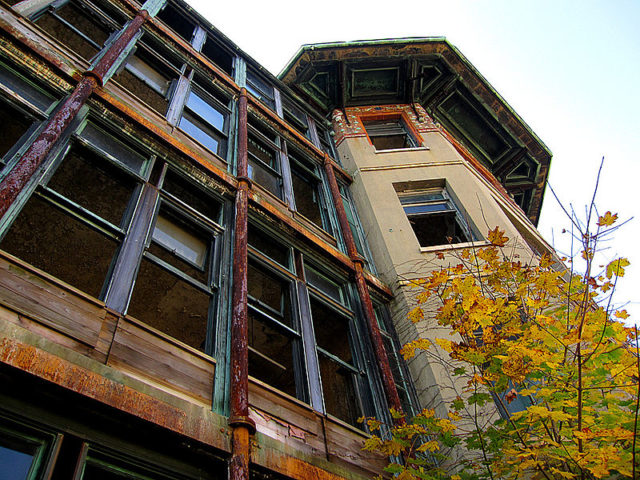 Sea View Hospital the photo was taken from below. Author: H.L.I.T CC BY 2.0