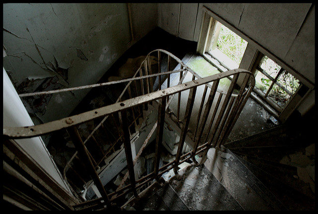 Side-stairs in the mansion. Author: Olga Pavlovsky. CC BY 2.0