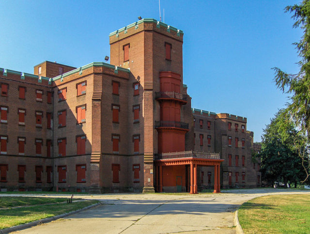 The Center Building at St. Elizabeths in 2006. Author: User:Tomf688 CC BY-SA 2.5