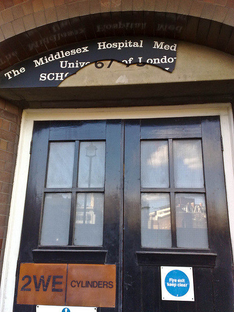 The entrance to the hospital. Author: secretlondon123 CC BY-SA 2.0