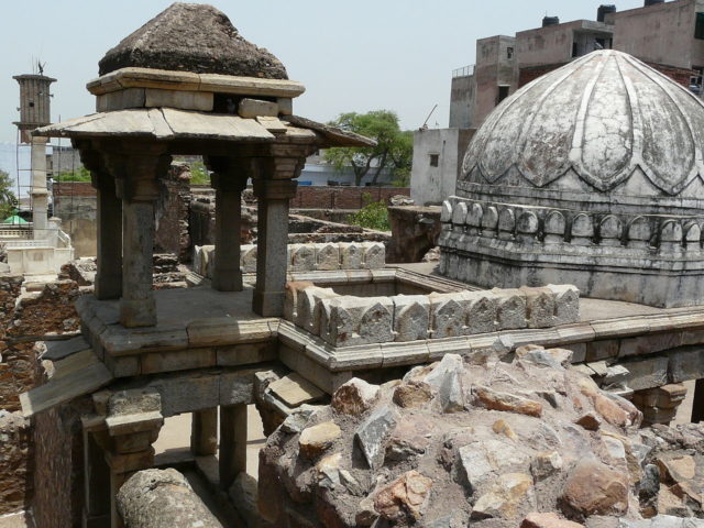 The palace was a three-storey structure built in red sandstone decorated with marble. Author: varunshiv. CC BY 2.0