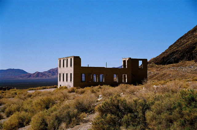 The remains of the school building. Author: Tahoenathan. CC BY-SA 3.0