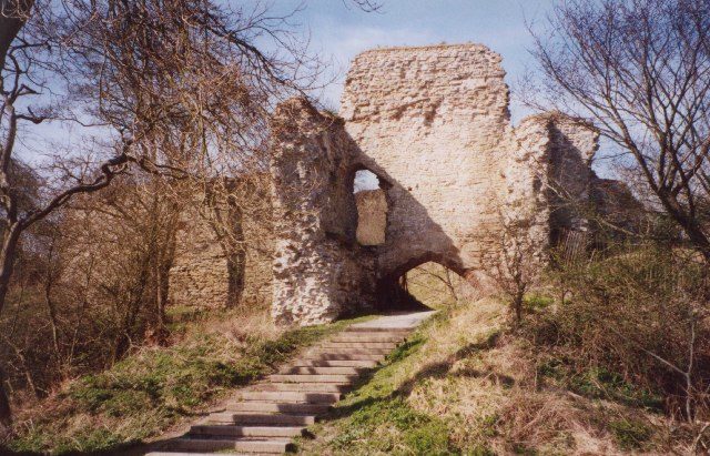 Wigmore Castle ruins/ Author: Humphrey Bolton – CC BY-SA 2.0