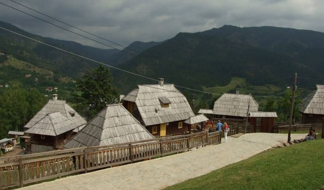 Drvengrad houses. Author: Aktron / Wikimedia Commons. CC BY 3.0