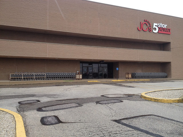 J.C. Penney Outlet/JC 5 Star Outlet at Rolling Acres Mall – Author: Mike Kalasnik – CC by 2.0