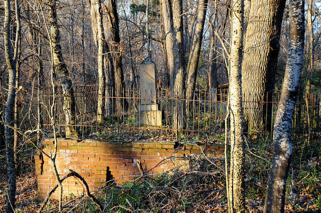 One forgotten family graveyard/ Author: Michael McCarthy – CC BY-ND 2.0