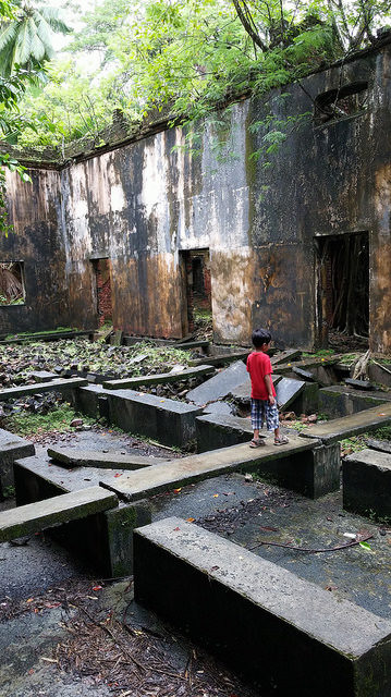 A child explores the ruins. Author: Ankur P – CC BY-SA 2.0