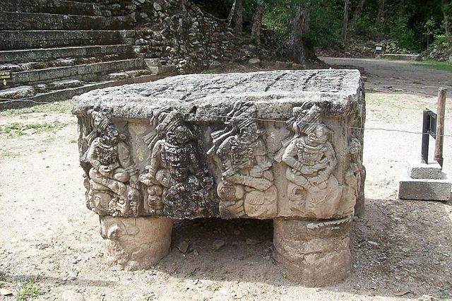 Altar Q depicts 16 kings of the dynasty. Author: Adalberto Hernandez Vega – CC BY 2.0