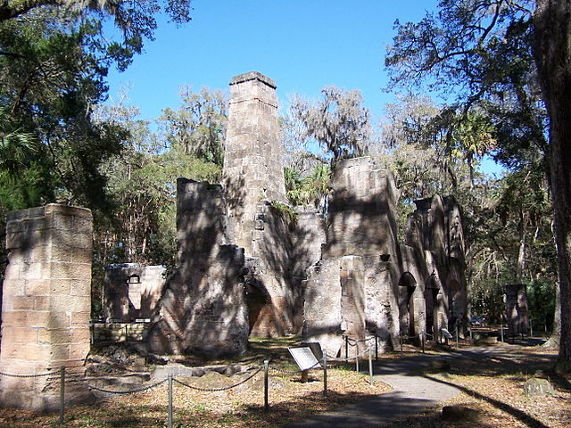 Sugar mill ruins. Author: Brian M. Powell – CC BY-SA 3.0