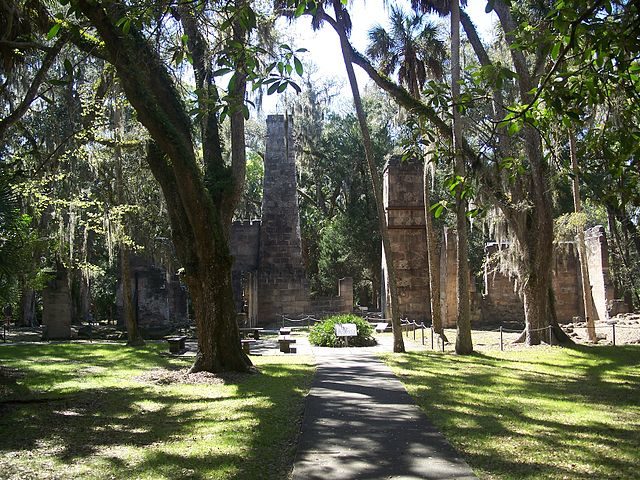 The ruins are slowly overtaken by nature. Author: Ebyabe – CC BY-SA 3.0