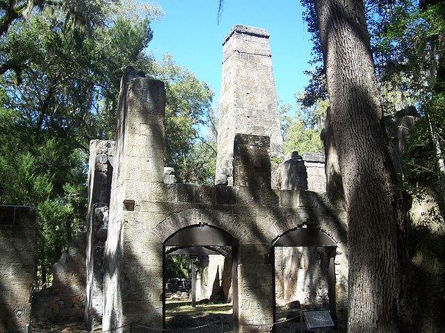 The buildings were designed in antebellum architectural style. Author: Ebyabe – CC BY-SA 3.0