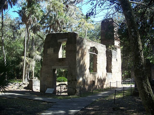 The sugar mill was constructed from coquina sedimentary stones, composed of crushed sea shells. Author: Ebyabe – CC BY-SA 3.0