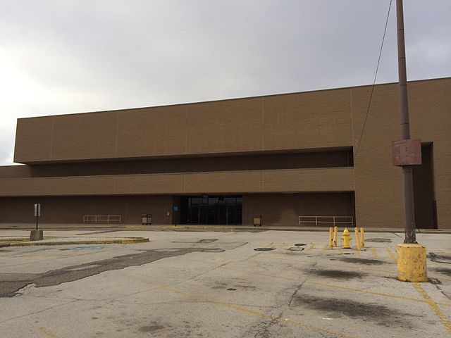 Former J.C. Penney Outlet building, January 2014 – Author: UA757 – CC BY-SA 3.0