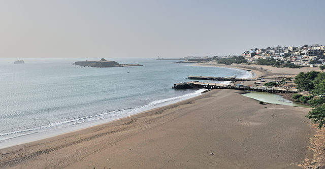 Praia, the capital of Cape Verde, and the uninhabited Ilhéu de Santa Maria/ Author: Cayambe – CC BY-SA 3.0