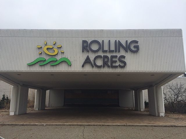 Entrance to the abandoned Rolling Acres Mall in Akron, OH, on Saturday, March 29th, 2014 – Author: UA757 – CC BY-SA 3.0