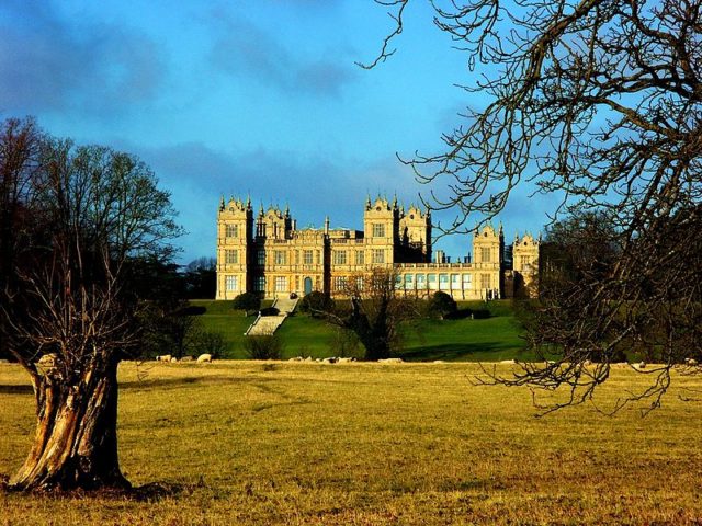 A distant view of the Mentmore Towers. Author: Alex. CC BY 2.0